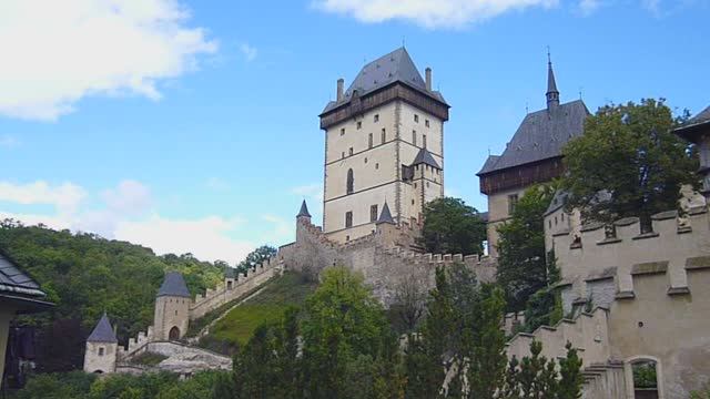 Средневековый замок Карлштейн (Чехия). Вид на окрестности. смотреть онлайн