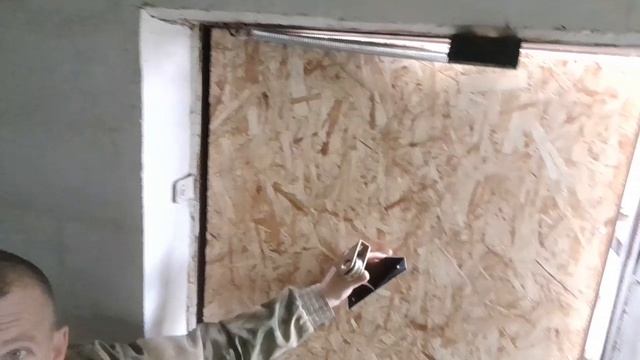 Доводчик двери гаража из ролика и трубы