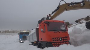 Грузовик застрял в снегу. RC truck