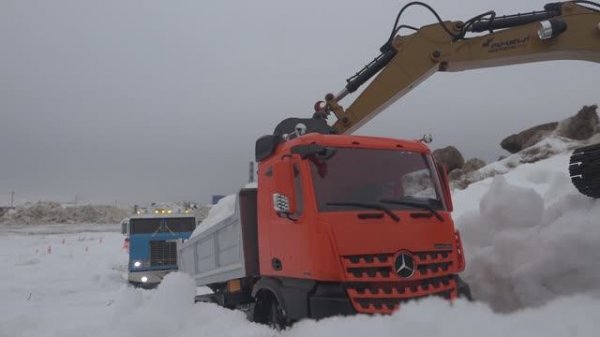 Грузовик застрял в снегу. RC truck