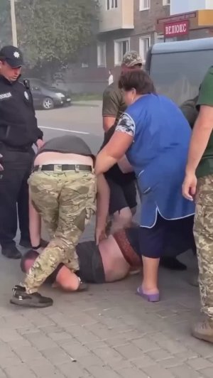 Людину волоком запихали в бусик