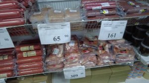 Поход в Светофор, сравниваю цены на корм для животных и наполнитель.