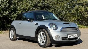 Стильный Мини Купер на понарамной крыше с комбинированным салоном