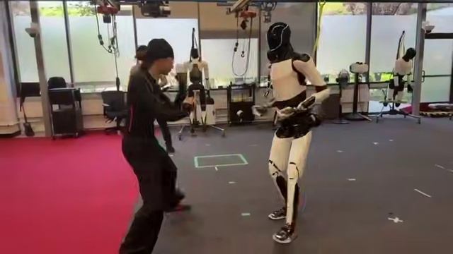 робот Optimus от Tesla, обучается кунг-фу смотреть онлайн