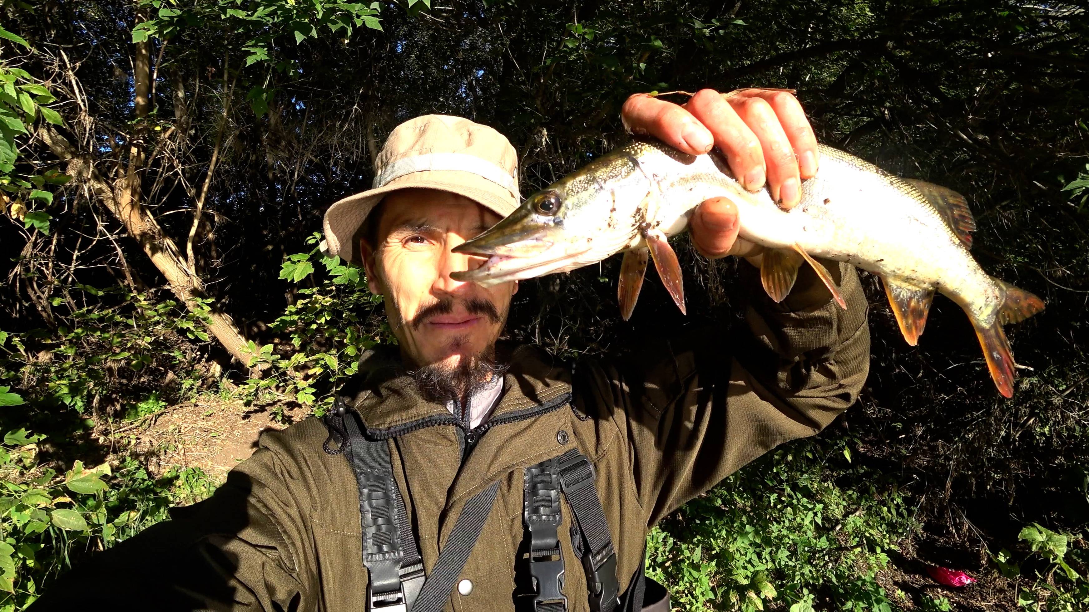 ЩУКИ ОСЕНЬЮ РВУТ ПРИМАНКИ И ГНУТ СПИННИНГ И ВСЁ НА РЕЛАКСЕ