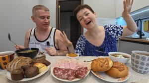 Мукбанг Вован говорит что я схожу С УМА! Всех ПЕРЕПЛЮНУЛА! Болтаем и семейный обед в России