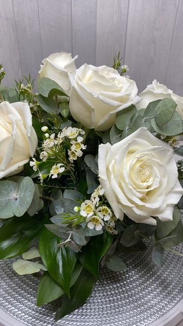 Композиция на стол гостей из белых роз и эвкалипта смотреть онлайн