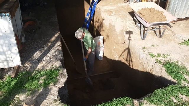 Расслабляющий таймлапс: глухой копает смотровую яму для машины. смотреть онлайн