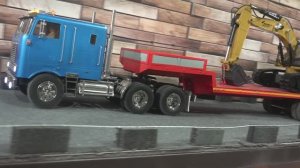 Грузовики на радиоуправлении . Вытаскиваем упавший грузовик