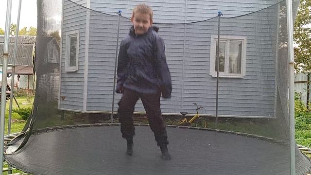 Макс прыгает на батуте