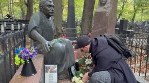 СЫН АРМЕНА ДЖИГАРХАНЯНА ПРИШЁЛ С ЦВЕТАМИ НА МОГИЛУ ОТЦА В ЮБИЛЕЙНЫЙ ДЕНЬ РОЖДЕНИЯ АКТЁРА | 3.10.2025