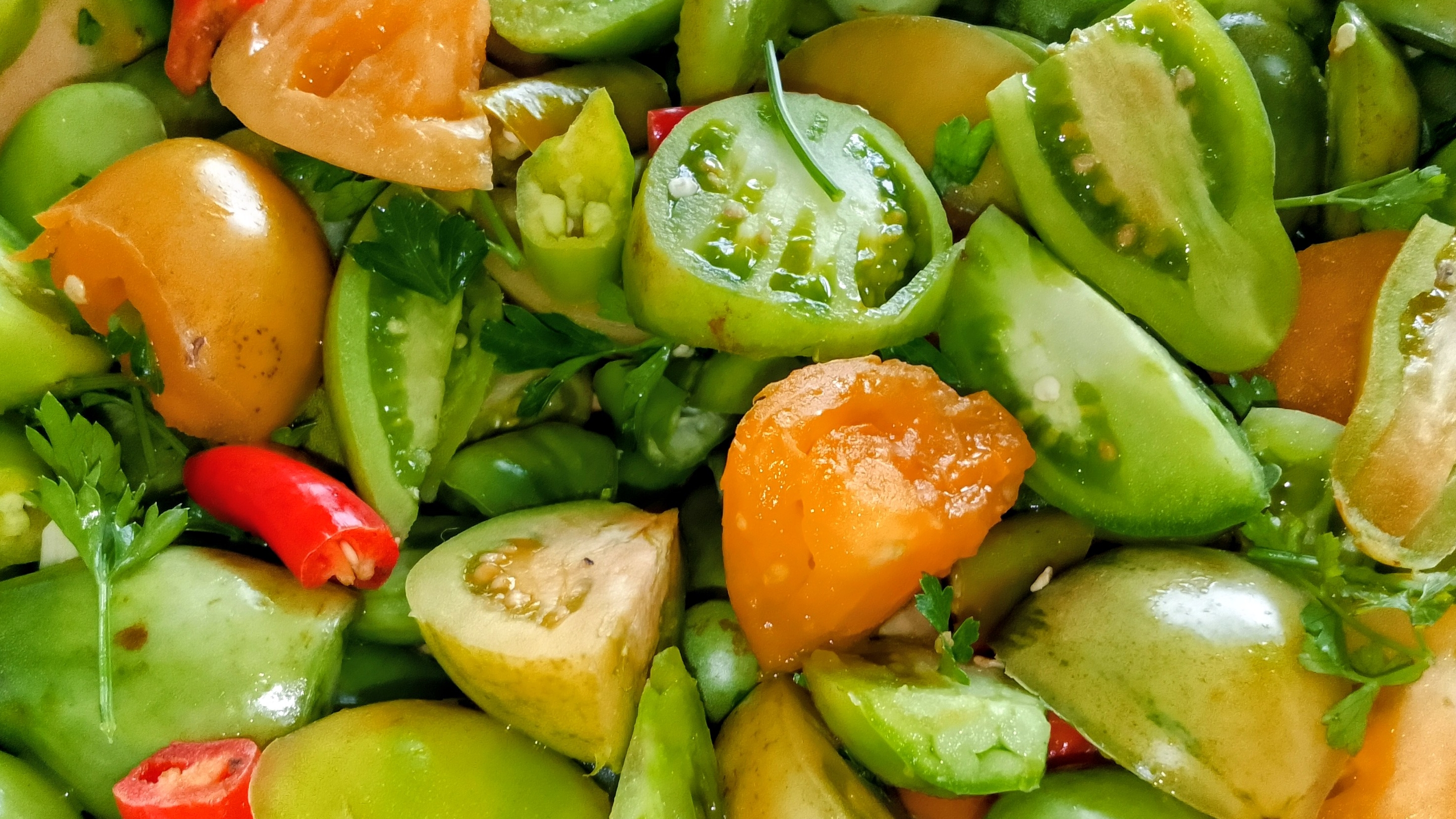 Зелёные Помидоры с чесноком и перцем в кастрюле