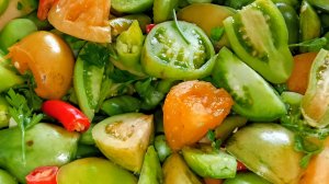 Зелёные Помидоры с чесноком и перцем в кастрюле