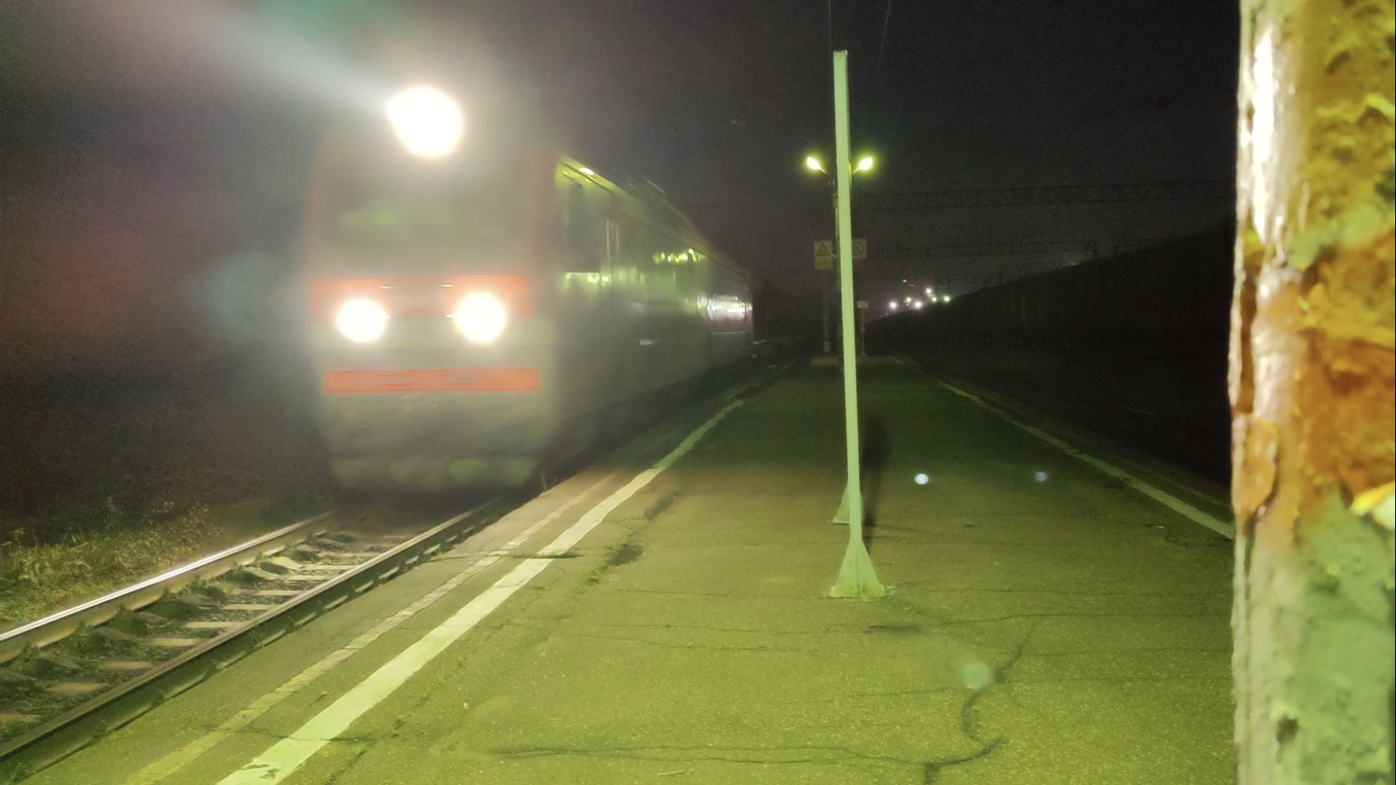 В пасмурный, поздний вечер! Электровоз 2ЭС6-849 "Синара" с платформами.