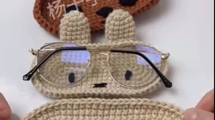 Вяжем крючком милый чехол для очков в виде зайчика смотреть онлайн