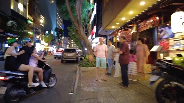 Ночная жизнь Вьетнама 2025 🌙 Хошимин — прогулка по центру Сайгона после заката смотреть онлайн