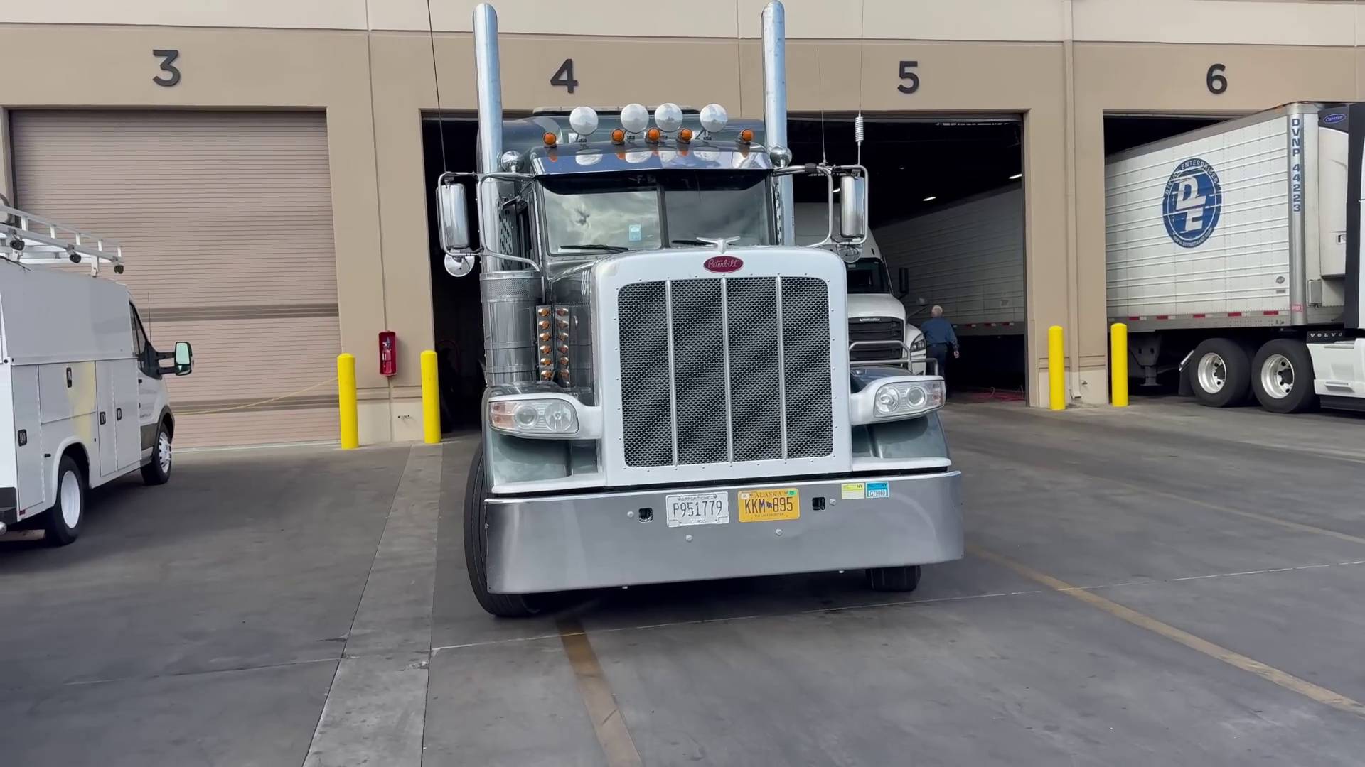 Погрузка самосвала в Калифорнии и путь через фермы к границе Техаса. Дальнобой США: Судьба Дорога смотреть онлайн