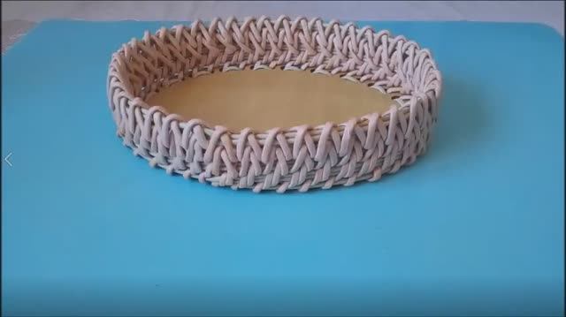 Небольшая корзинка для хлеба из бумажной лозы смотреть онлайн