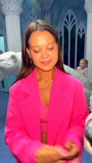 АРИАНА ЗАБРАЛА КОНФЕТЫ