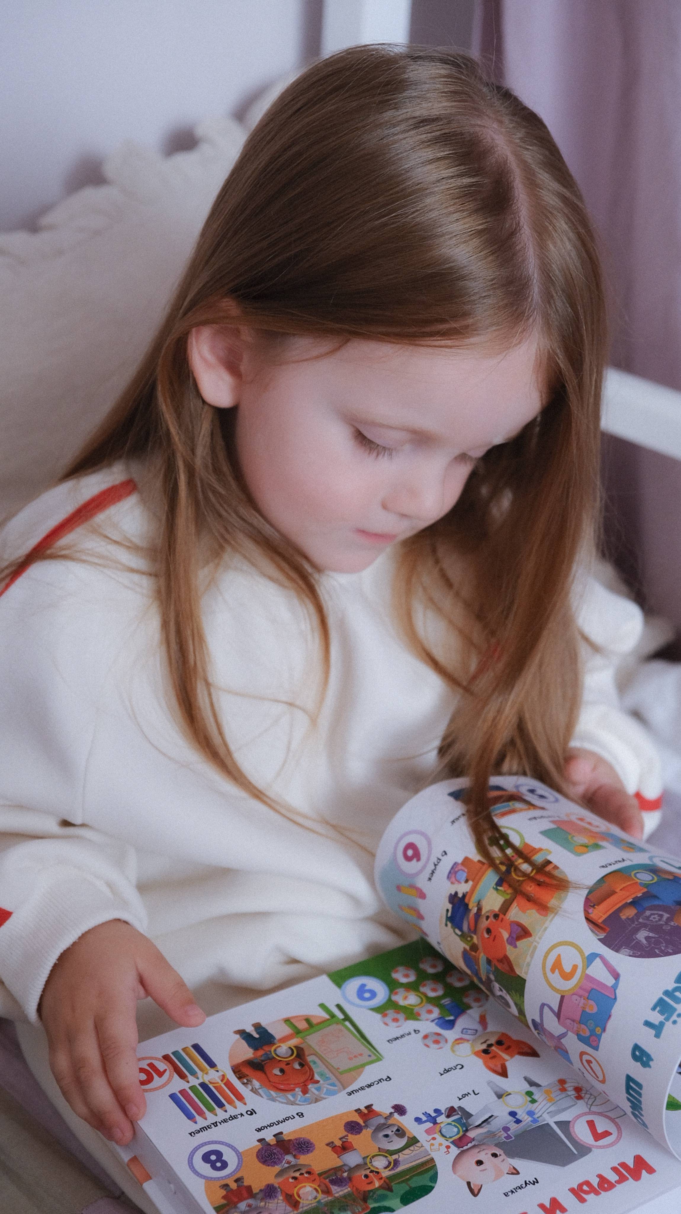 Как выманить домоседа на прогулку? Взять в компанию малышу любимую игрушку! смотреть онлайн