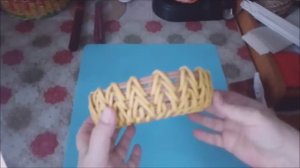 Маленькая ажурная вазочка корневым плетением из бумажной лозы