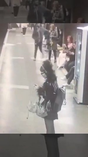 #Испания Приезжий многонациональный специалист "по кайфу" вырубает  людей в подземке.