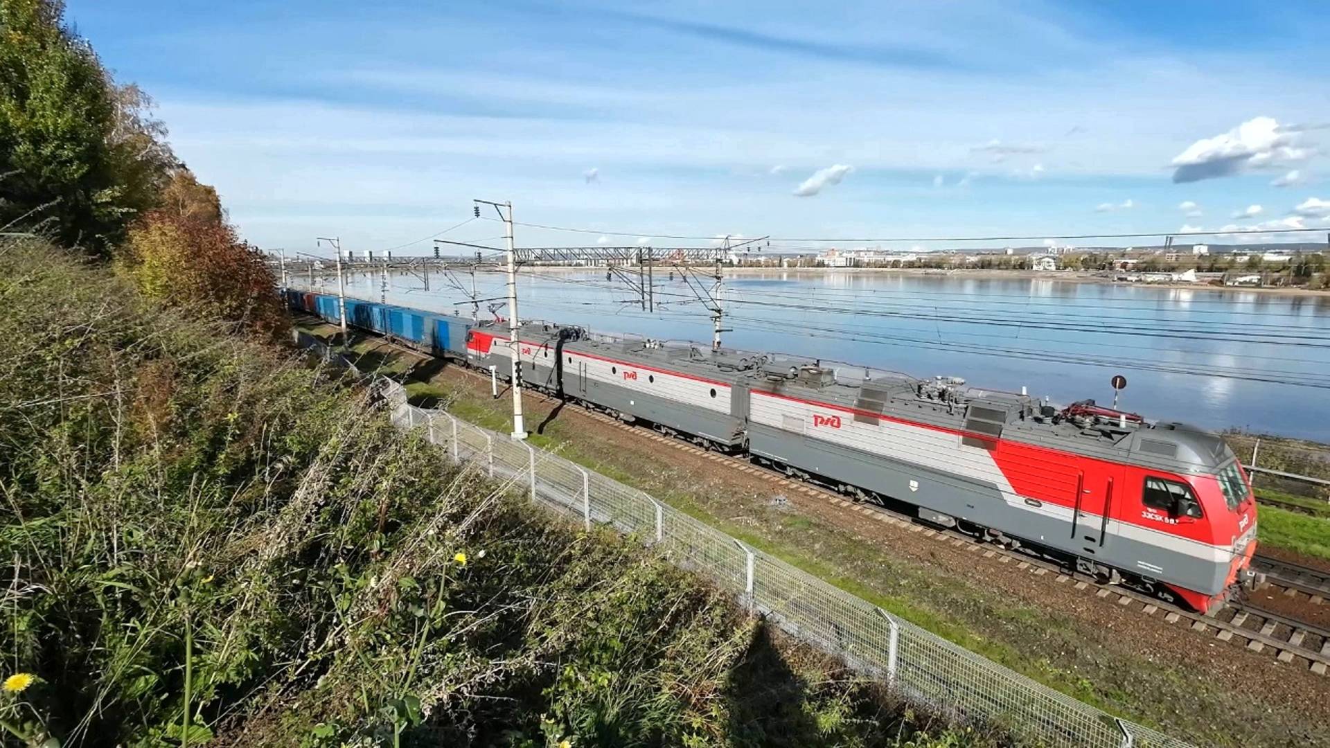 Поезда РЖД в Иркутске осенью 2025: грузовые и пассажирские поезда в Сибири (Часть-1) смотреть онлайн