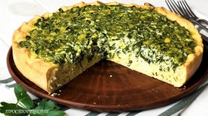 Открытый пирог с зеленью, творогом и сыром.