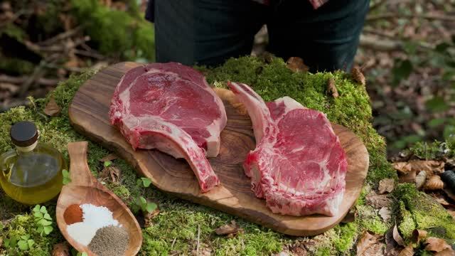 Как я приготовил идеальные стейки «Томагавк» на открытом огне 🔥 смотреть онлайн