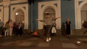 ТАНЦОР МАЙКЛ ЛЕГЕНДА НЕВСКОГО ОТЖИГАЕТ НА НАБЕРЕЖНОЙ КАНАЛА ГРИБОЕДОВА