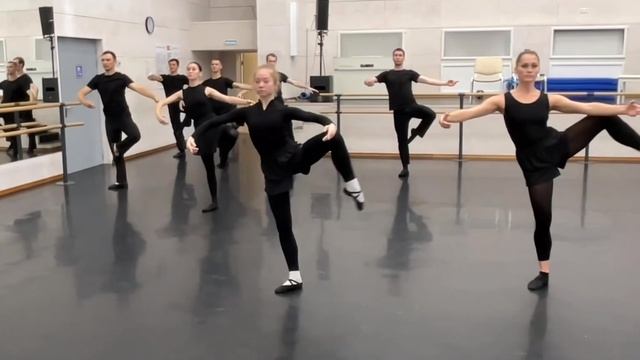 АДАЖИО НА СЕРЕДИНЕ смотреть онлайн