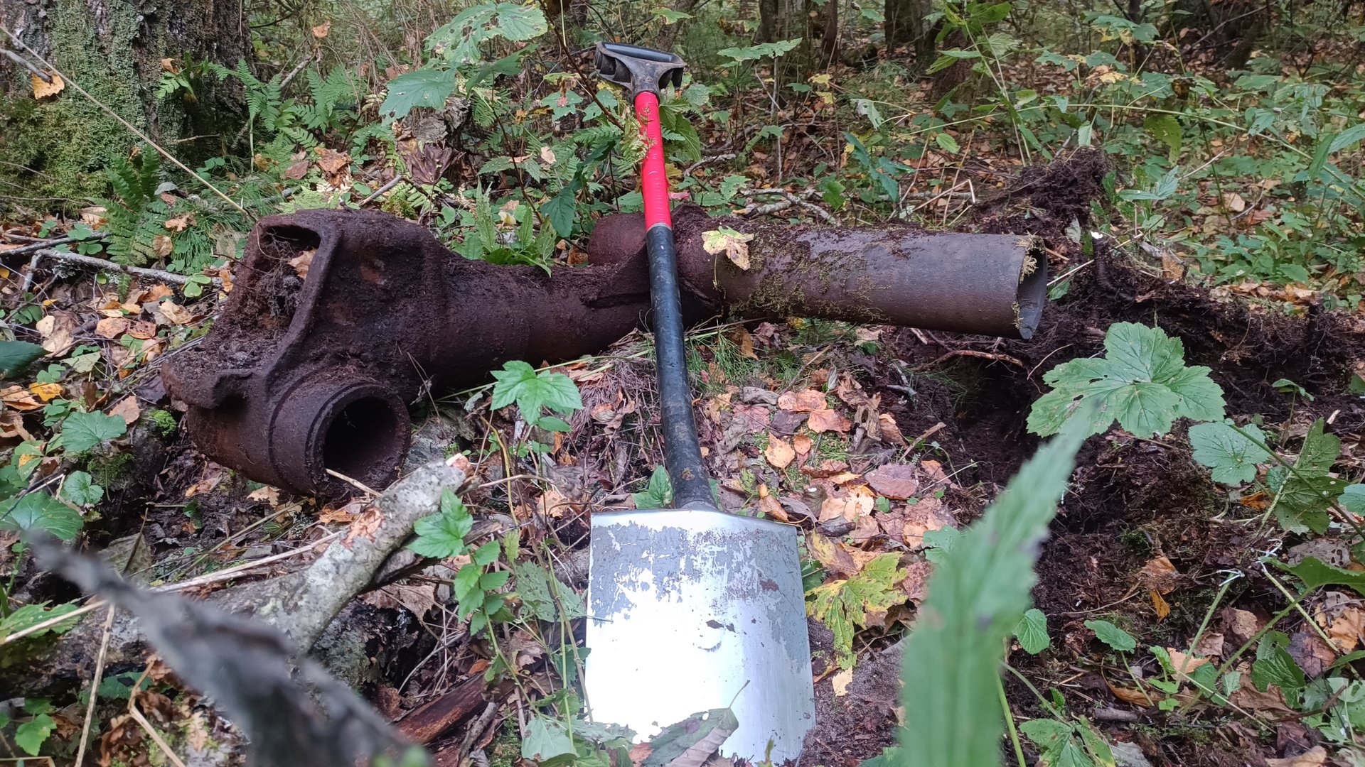Опять минус колесо на вездеходе . Нашёл перспективный ус с большим количеством тракторного лома