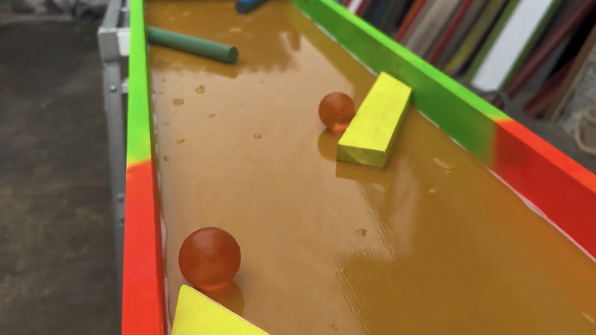 Шарики катятся по препятствиям смотреть онлайн