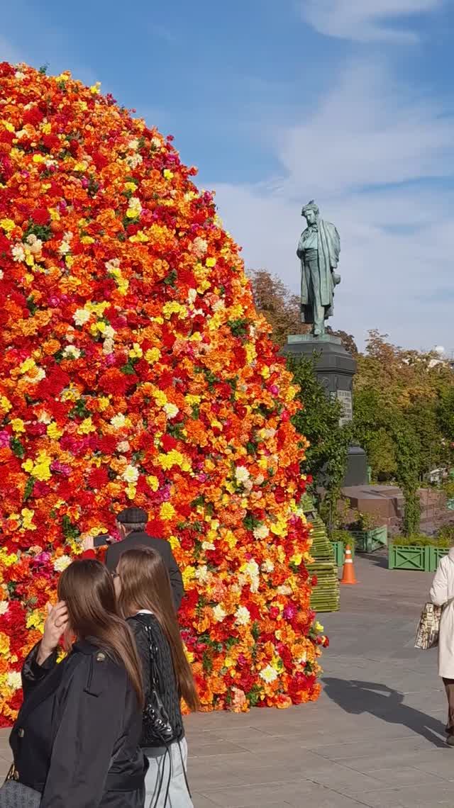 Огромный букет цветов на Пушкинской площади