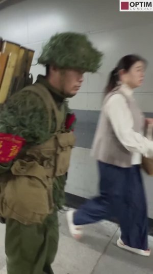 Маркетинг 100 lvl - китаец в военной форме продаёт военку в переходе! Shorts шортс #китай #маркетинг