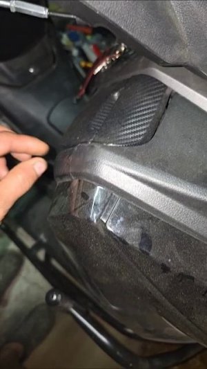 Как снять верхнюю часть пластика с ветровым стеклом или как снять перья.