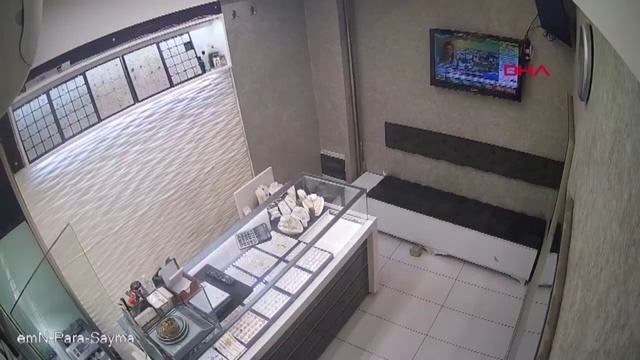 #Турция Сотрудница банка обанкротившаяся на криптовалюте попыталась ограбить ювелирный магазин смотреть онлайн