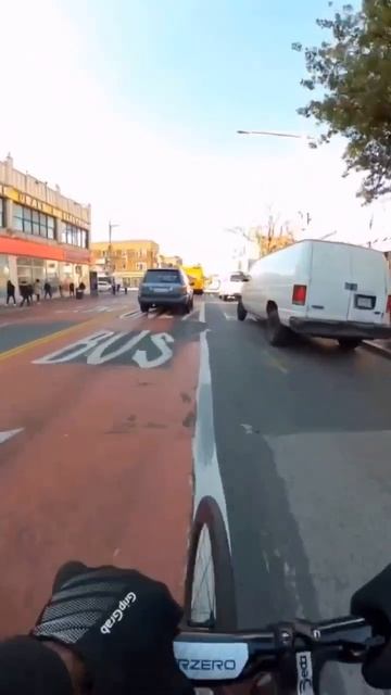 Велосипедист приехал смотреть онлайн