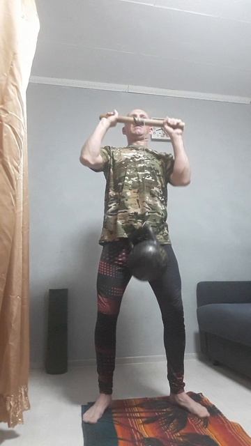 Упражнение для силы рук с гирей 24 кг., а так же подойдет для профилактики артрита пальцев и кистей.