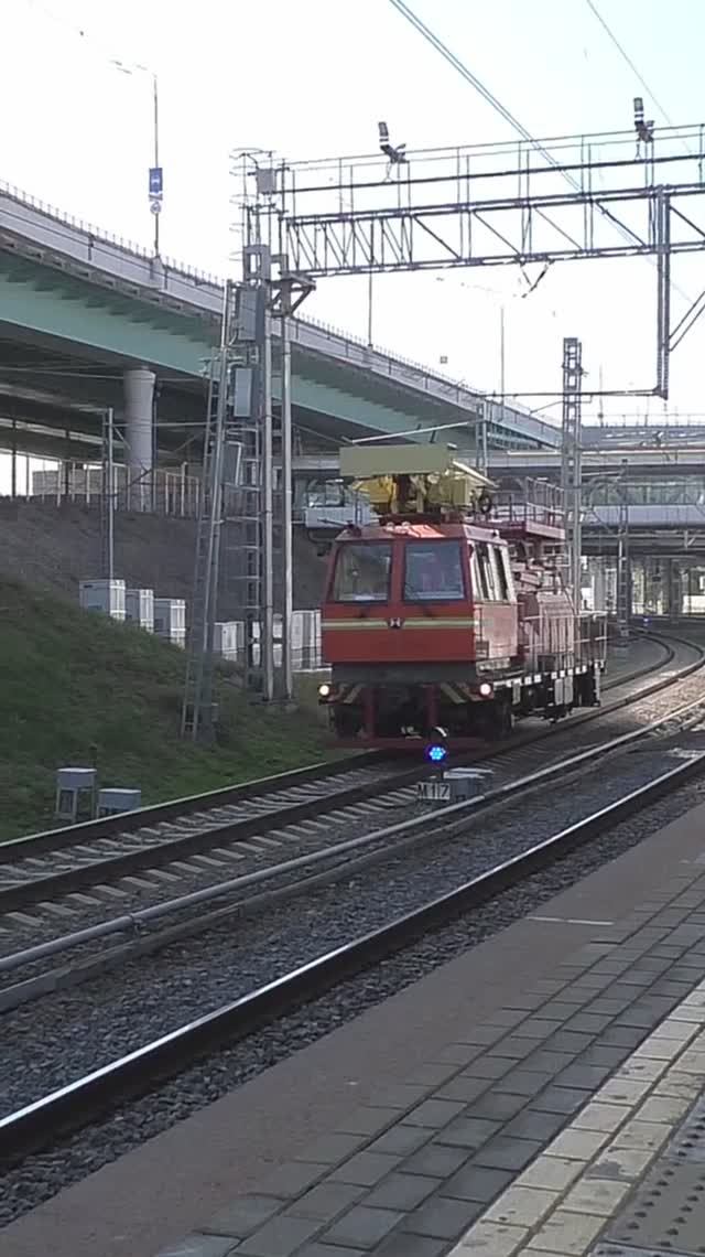 Автомотриса 1АДМ1.3-1920 (ЭЧ-13) следует с 4-го пути на 3-й главный путь. смотреть онлайн