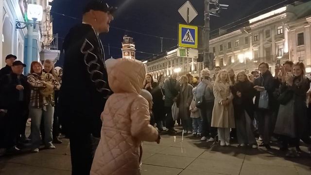 ТАНЦОР МАЙКЛ ТАНЦУЕТ НА НАБЕРЕЖНОЙ КАНАЛА ГРИБОЕДОВА смотреть онлайн