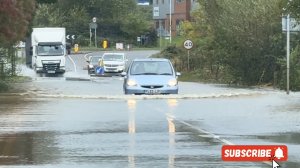 Машины проезжают через затопленность