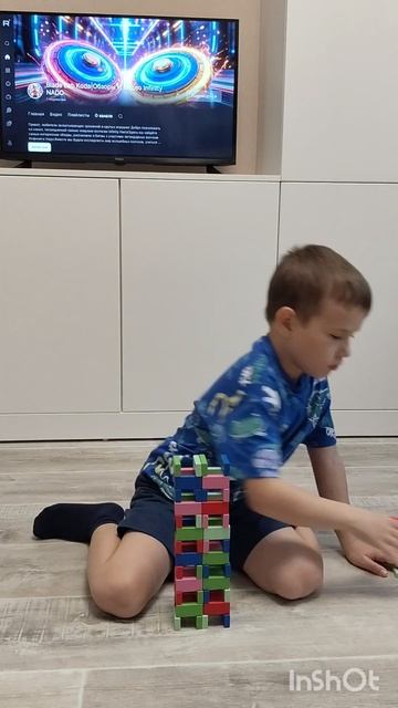 Волчок Infiniti NADO против башни из домино