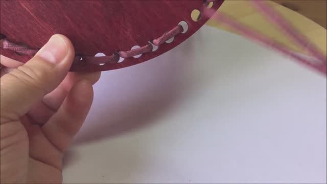 Оплетаю деревянную заготовку дна газетными трубочками смотреть онлайн