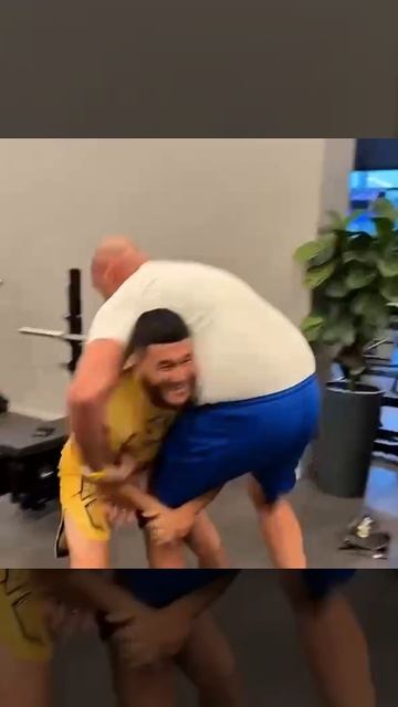 Тайсона Фьюри сложно сдвинуть с места смотреть онлайн