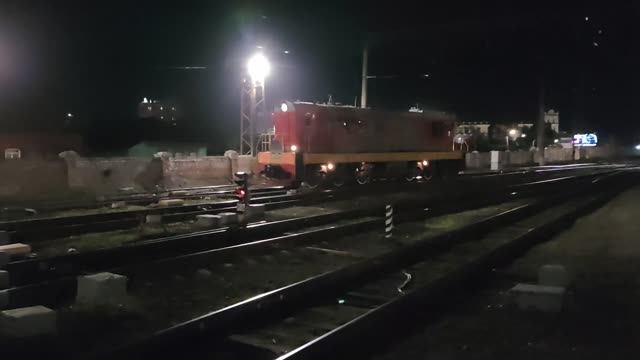 Маневровый тепловоз ЧМЭ3-4296 (ТЧЭ-39) выполняет маневровые передвижения по ст. Рязань-2. смотреть онлайн