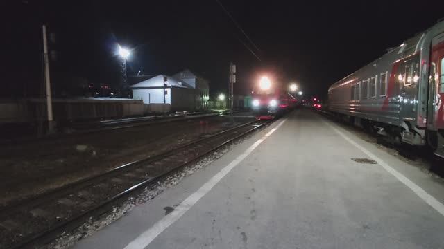 Электровоз ЭП20-054 (ТЧЭ-6) со скорым фирм. поездом "Тихий Дон" № 019С Ростов-на-Дону - Москва. смотреть онлайн