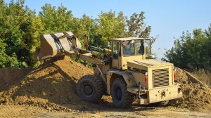 Фронтальный погрузчик L-34 Stalowa Wola. Камазы только отлетают/ Ładowacz czołowy L-34 Stalowa Wola