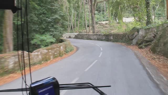 Синтра (Португалия), дорога на вершину холма ко дворцу Пена. смотреть онлайн