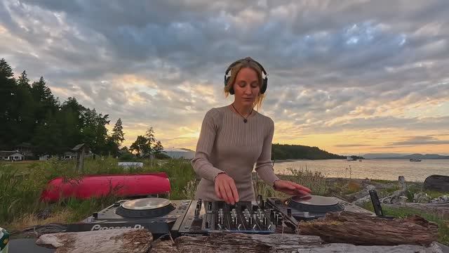 Wave Report Sunset Organic Sessions on South Hornmanby Island, Vancouver BC смотреть онлайн